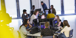 Schüler der Mittelstufe benutzen Computer im Computerraum - CAIF25754