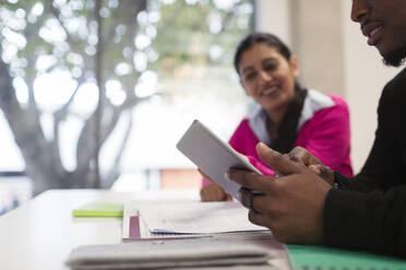 Studenten der Volkshochschule nutzen digitales Tablet im Klassenzimmer - CAIF25843