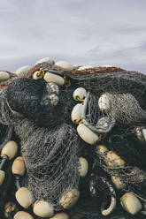 Stapel kommerzieller Fischnetze und Kiemennetze, Fishermen's Terminal, Seattle, Washington - MINF14553