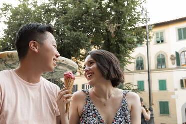 Glückliches Paar genießt Gelato in Florenz Italien - CAVF78000