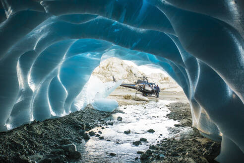 Der Hubschrauber landete kurz vor dem Eingang einer Gletscherhöhle. - CAVF78029