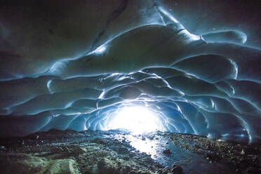 Sonnenlicht dringt in eine Gletscherhöhle ein. - CAVF78031