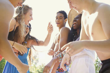 Lachende Teenager-Freunde auf sonniger Terrasse - FSIF04662