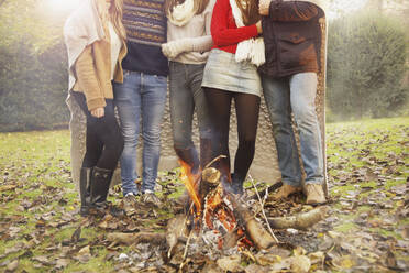 Freunde im Teenageralter genießen das Lagerfeuer im Herbstpark - FSIF04680