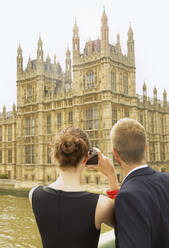 Junges Paar mit Kamera beim Fotografieren der Houses of Parliament, London, UK - FSIF04691