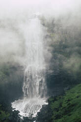 Nebliger Blick auf den Wasserfall Tequendama Falls, Kolumbien - CAVF78041