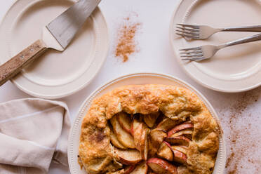 Flatlay von Apfelkuchen Dessert - CAVF78044