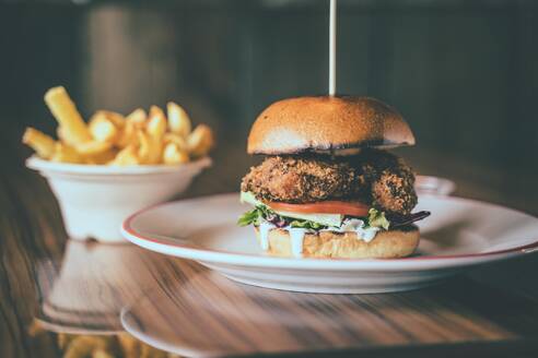 Essen Fotografie Burger und Pommes - CAVF78073