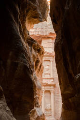 Der erste Blick auf Petra im Canyon - CAVF78096