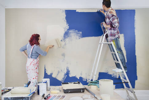 Ehepaar beim Renovieren, Wand streichen - CAIF25986