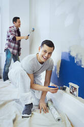 Porträt glücklicher Mann malt Wand - CAIF25989