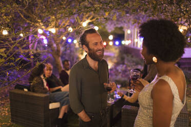 Freunde reden und trinken auf einer Gartenparty - CAIF26003