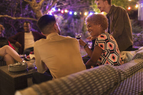Freunde trinken und reden bei einer Gartenparty, lizenzfreies Stockfoto
