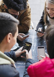 Freunde junger Erwachsener nutzen Smartphones - CAIF26068