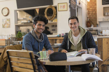 Porträt zuversichtlich, junge männliche Studenten studieren im Café Tisch - CAIF26070