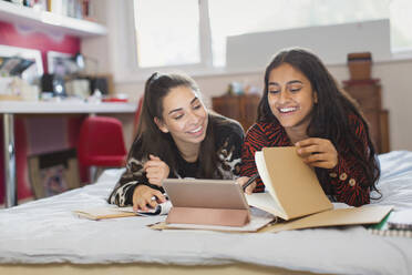 Teenager-Mädchen Freunde studieren tun Hausaufgaben auf dem Bett - CAIF26110