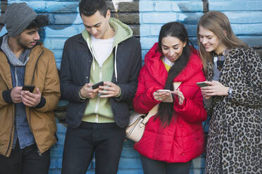 Junge Erwachsene nutzen Smartphones - CAIF26119