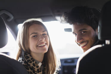 Portrait glückliches junges Paar im Auto - CAIF26123