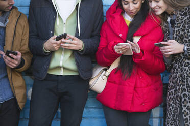 Junge Erwachsene nutzen Smartphones - CAIF26143