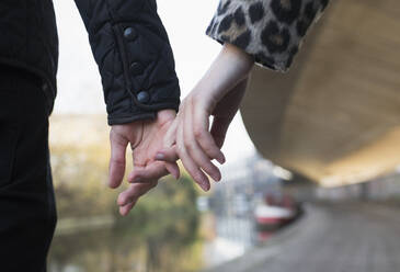 Nahaufnahme zärtliches junges Paar hält Hände - CAIF26158