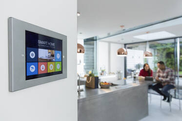 Touchscreen des Smart Home-Navigationssystems an der Küchenwand - CAIF26212