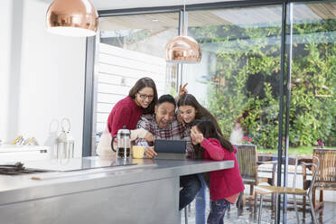 Verspielte Familie macht Selfie mit digitalem Tablet in der Morgenküche - CAIF26216