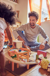 Vater und Tochter spielen mit Spielzeug - CAIF26266