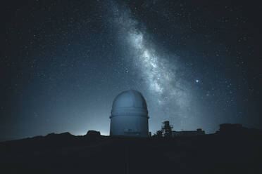 Spanien, Provinz Almeria, Milchstraße über dem Calar-Alto-Observatorium bei Nacht - MPPF00699