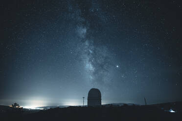 Spanien, Provinz Almeria, Milchstraße über dem Calar-Alto-Observatorium bei Nacht - MPPF00700