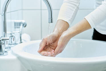 Frau wäscht ihre Hand mit Seife - DIKF00413