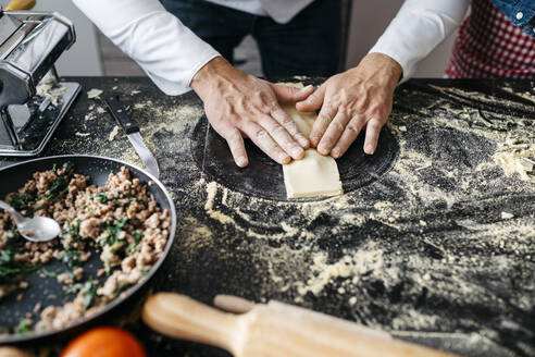 Nahaufnahme eines Mannes bei der Zubereitung hausgemachter glutenfreier Nudeln - JRFF04311