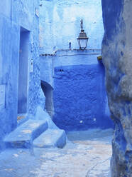 Marokko, Provinz Chefchaouen, Chefchaouen, Leere Gasse zwischen alten blau gefärbten Häusern - VEGF01869