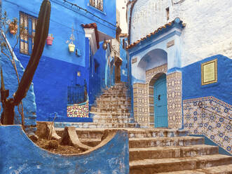 Marokko, Provinz Chefchaouen, Chefchaouen, Schritte in eine schmale Gasse zwischen alten, blau gefärbten Häusern - VEGF01874