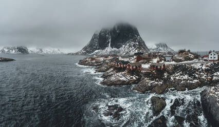 Fischerhütten an der Küste, Lofoten, Norwegen - MPPF00701