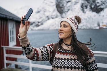 Tourist macht ein Selfie an der Küste, Lofoten, Norwegen - MPPF00714