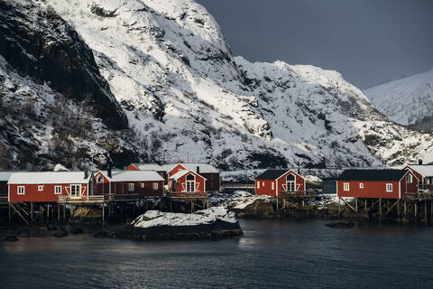 Fischerhütten an der Küste, Lofoten, Norwegen, lizenzfreies Stockfoto