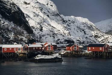 Fischerhütten an der Küste, Lofoten, Norwegen - MPPF00718