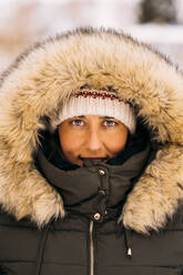 Portrait of smiling woman in winter clothes - MPPF00719