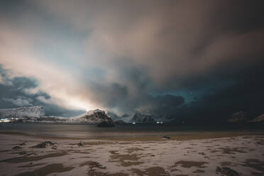 Küstenlandschaft mit Bergen in der Dämmerung, Lofoten, Norwegen - MPPF00721