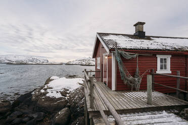 Fischerhütte an der Küste, Lofoten, Norwegen - MPPF00726