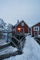 Fischerhütte an der Küste in der Abenddämmerung, Lofoten, Norwegen - MPPF00727