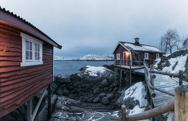 Fischerhütten an der Küste, Lofoten, Norwegen - MPPF00728