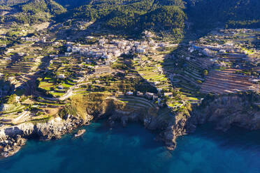 Spanien, Balearische Inseln, Banyalbufar, Drohnenansicht der Stadt und der terrassierten Felder in der Serra de Tramuntana - SIEF09732