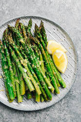 Platte mit Zitronen-Knoblauch-Spargel - CAVF78136