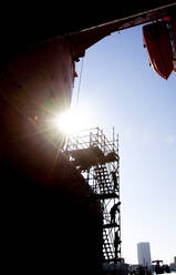 Werftarbeiter klettern auf ein Baugerüst - CAVF78286