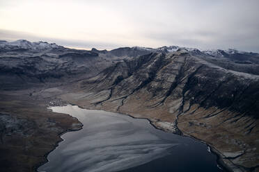 Canyon mit Bergen und See - CAVF78308