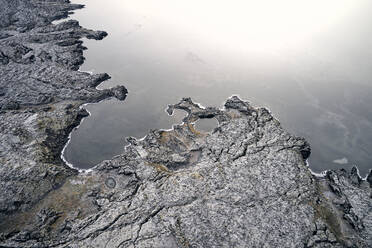 Ruhiges Wasser in der Nähe des erodierten Ufers - CAVF78314