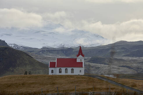 Kirchengebäude in der Nähe eines verschneiten Berges - CAVF78317