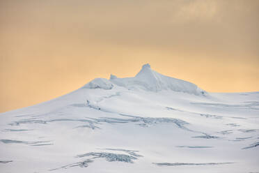 Verschneiter Berg gegen Sonnenuntergang Himmel - CAVF78318