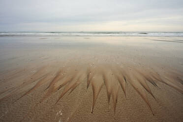 Wellenspuren am Sandstrand - CAVF78323